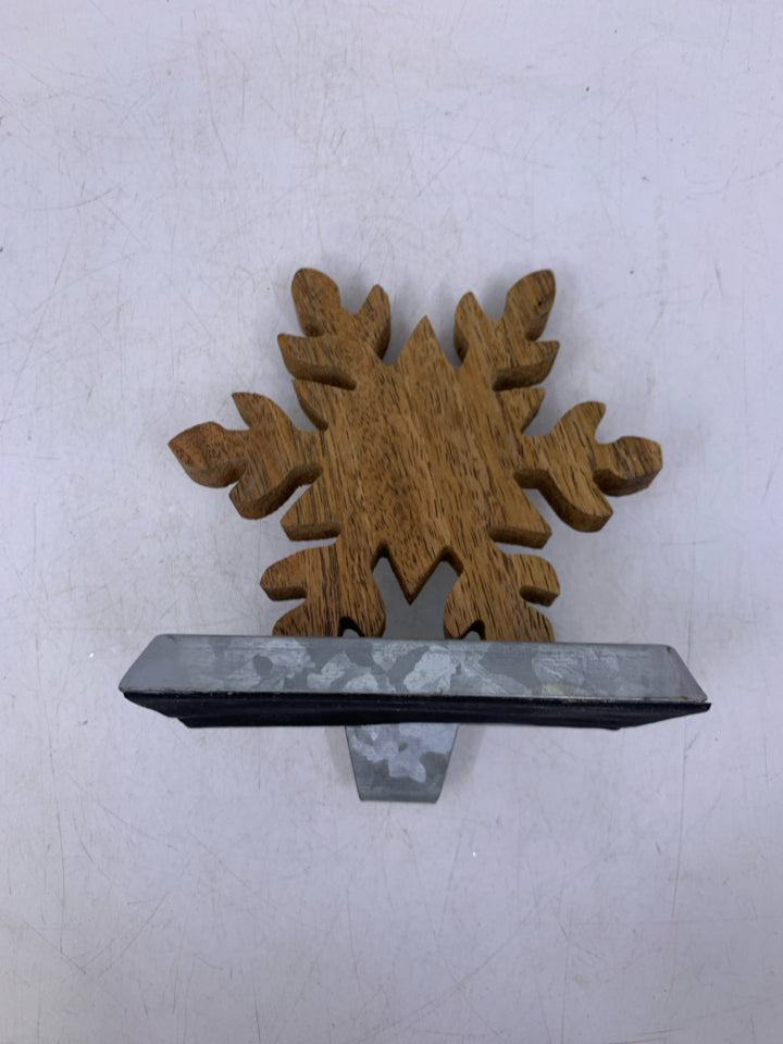 WOOD SNOWFLAKE W/ GALVANIZED DETAILS STOCKING HANGER.