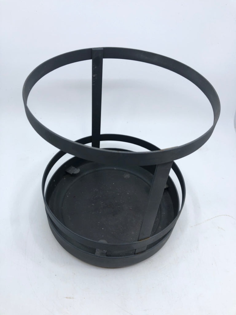 LARGE ROUND GLASS HURRICANE IN METAL HOLDER.