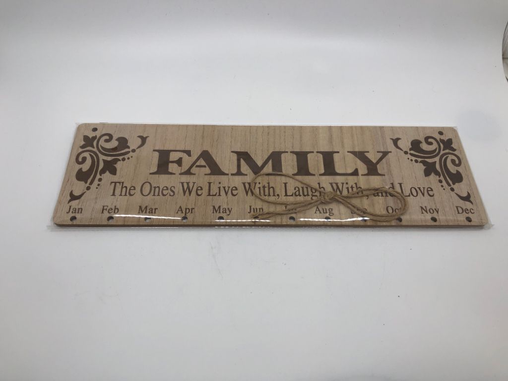 WOODEN FAMILY BIRTHDAY REMINDER CALENDAR.