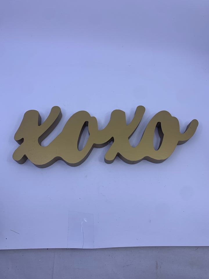 GOLD XOXO SIGN.
