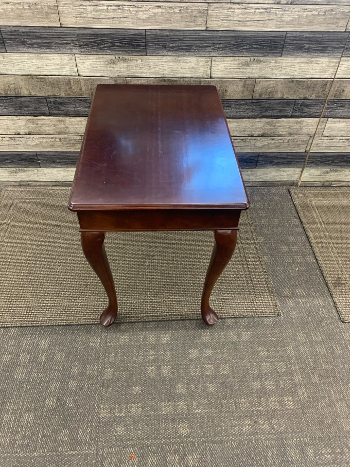 DARK WOOD SIDE TABLE W/CURVED LEGS.