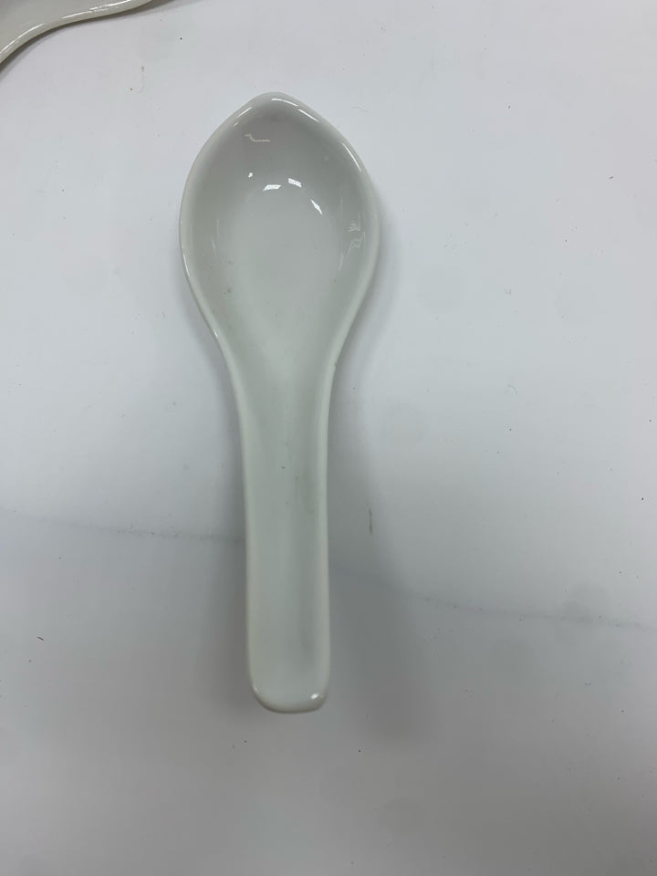 6 PORCELAIN ASIAN SOUP SPOONS.