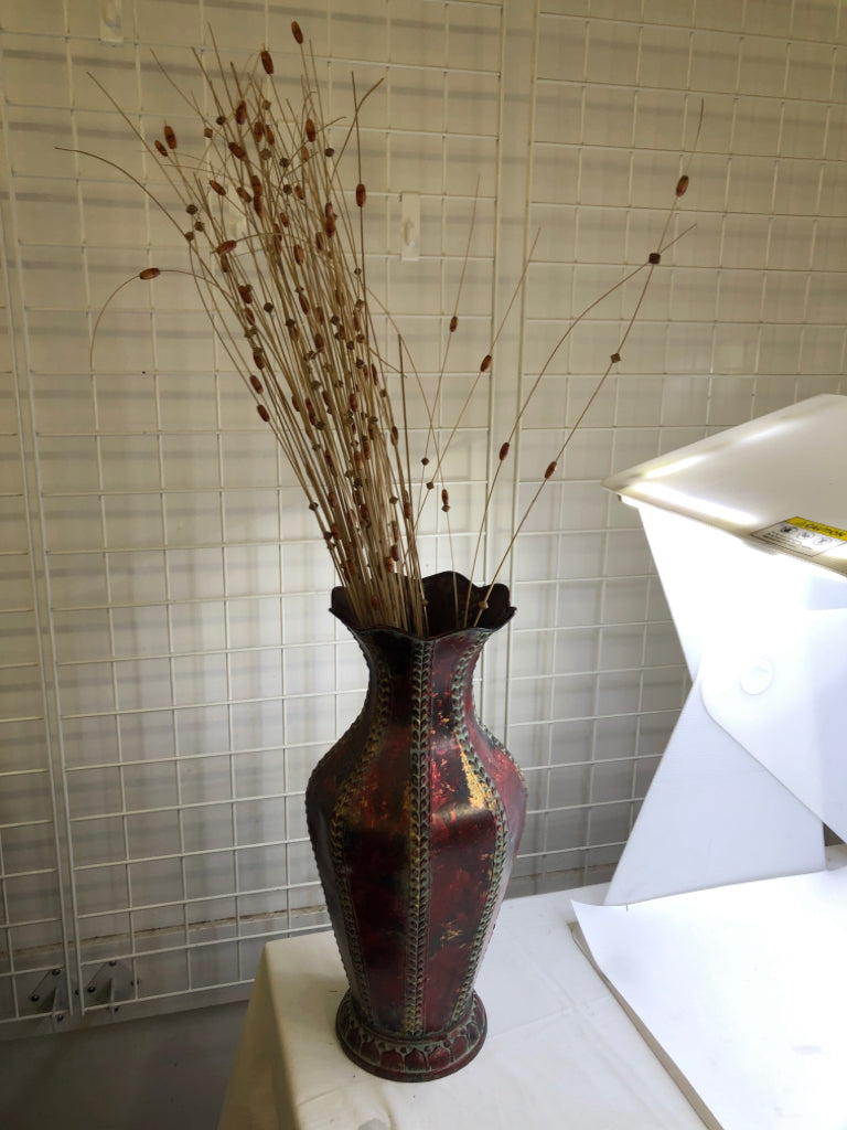 DISTRESSED RED TIN VASE W/PETAL LINE DESIGNS & BLUE GOLD SPECKLES W/BEADED STRAW