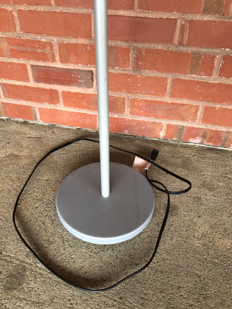 GREY MOVEABLE HEAD FLOOR LAMP.