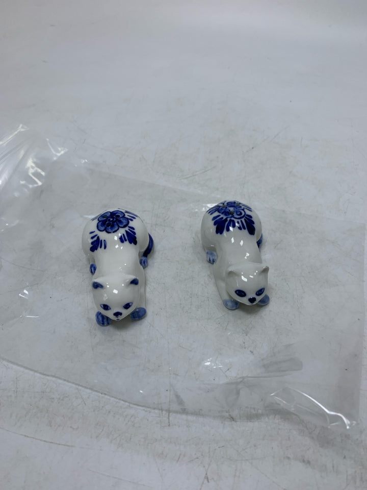 CERAMIC LAYING DOWN CATS BLUE FLORAL IN BAG.