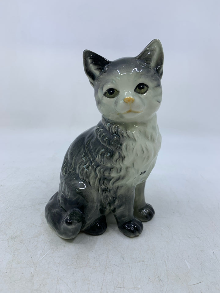 BLACK/WHITE CERAMIC SITTING CAT.
