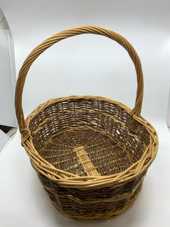 2-TONED WICKER BASKET W/LG HANDLE.
