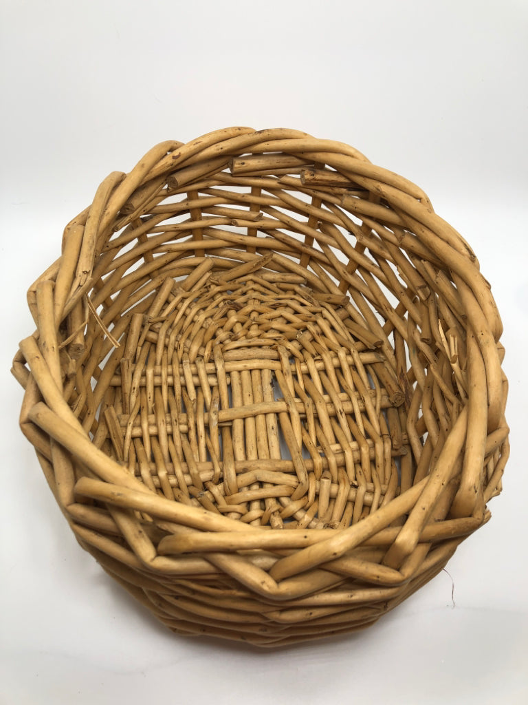 THICK WOVEN WICKER BASKET.