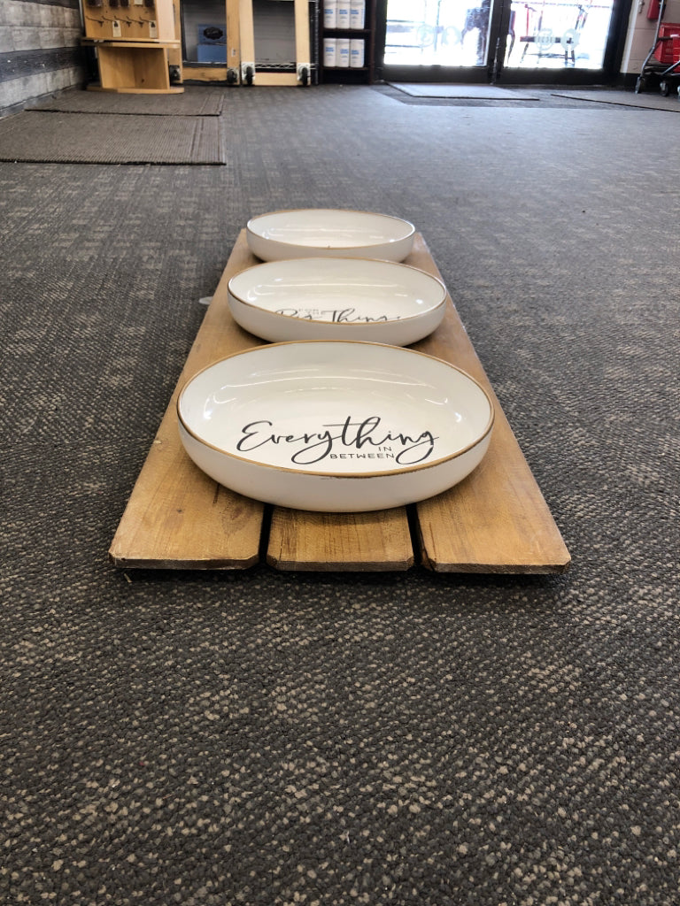 WHITE ENAMEL PLATES W SAYING WALL ART- GRATEFUL.