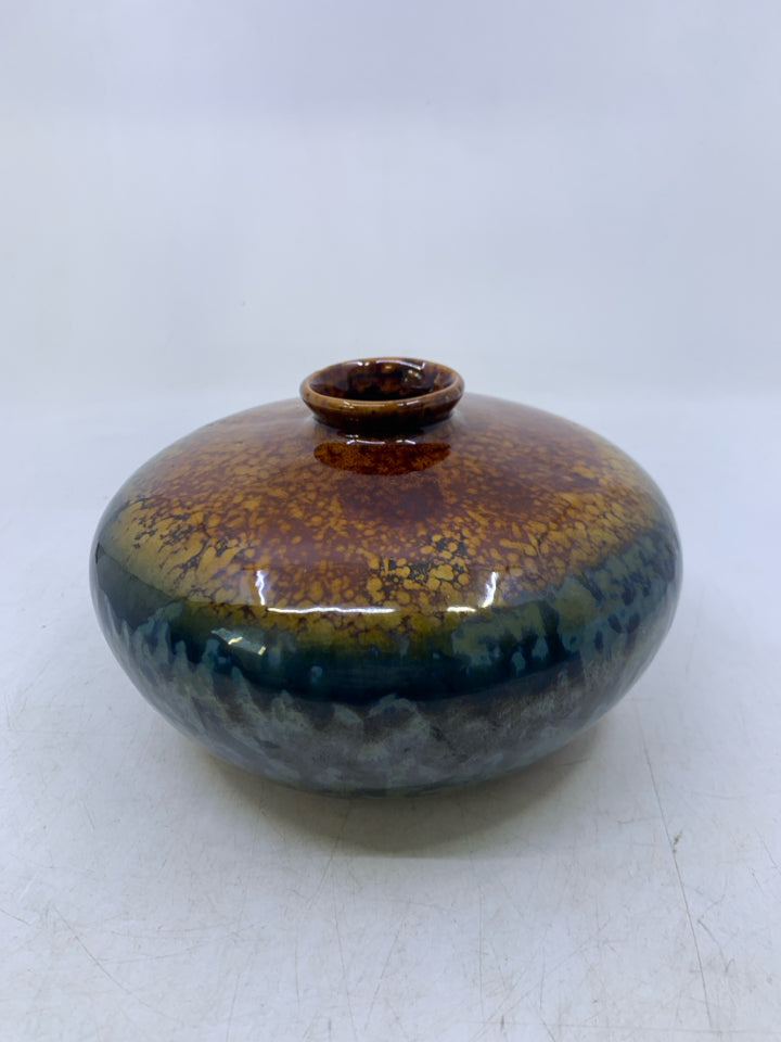 SHORT BLUE/TAN CERAMIC VASE SHORT NECK.