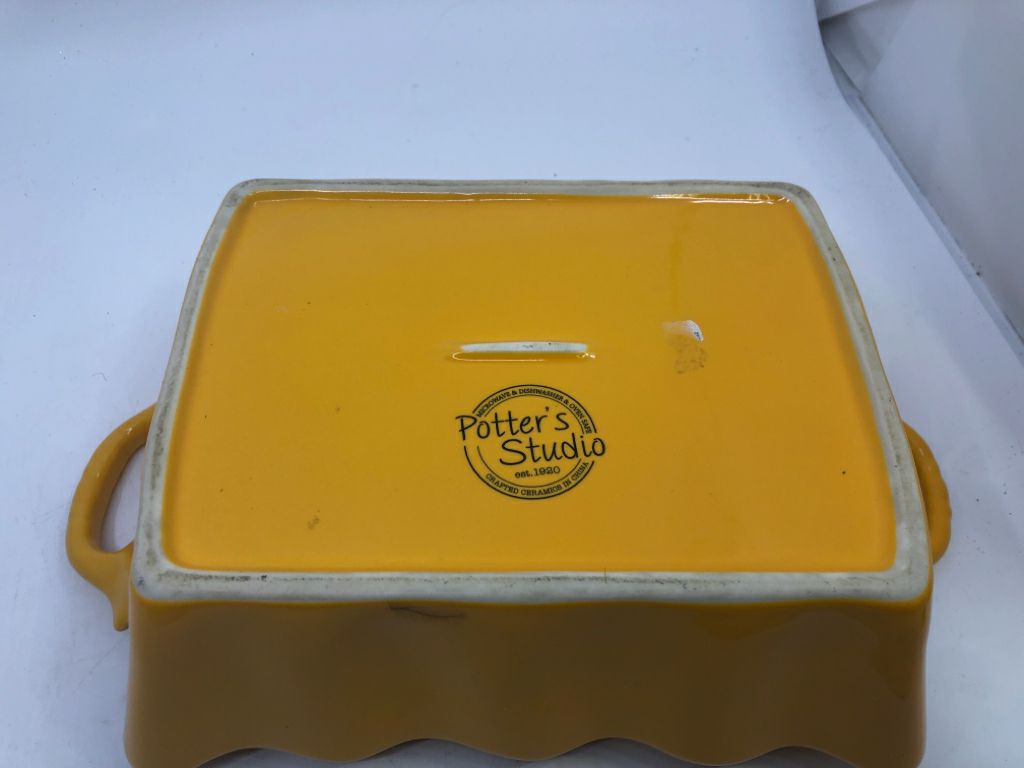 MUSTARD YELLOW RUFFLED EDGE BAKING DISH W HANDLES.