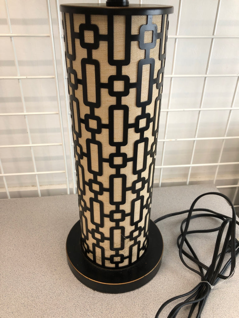 GEO SYMMETRIC FABRIC ACCENT LAMP.