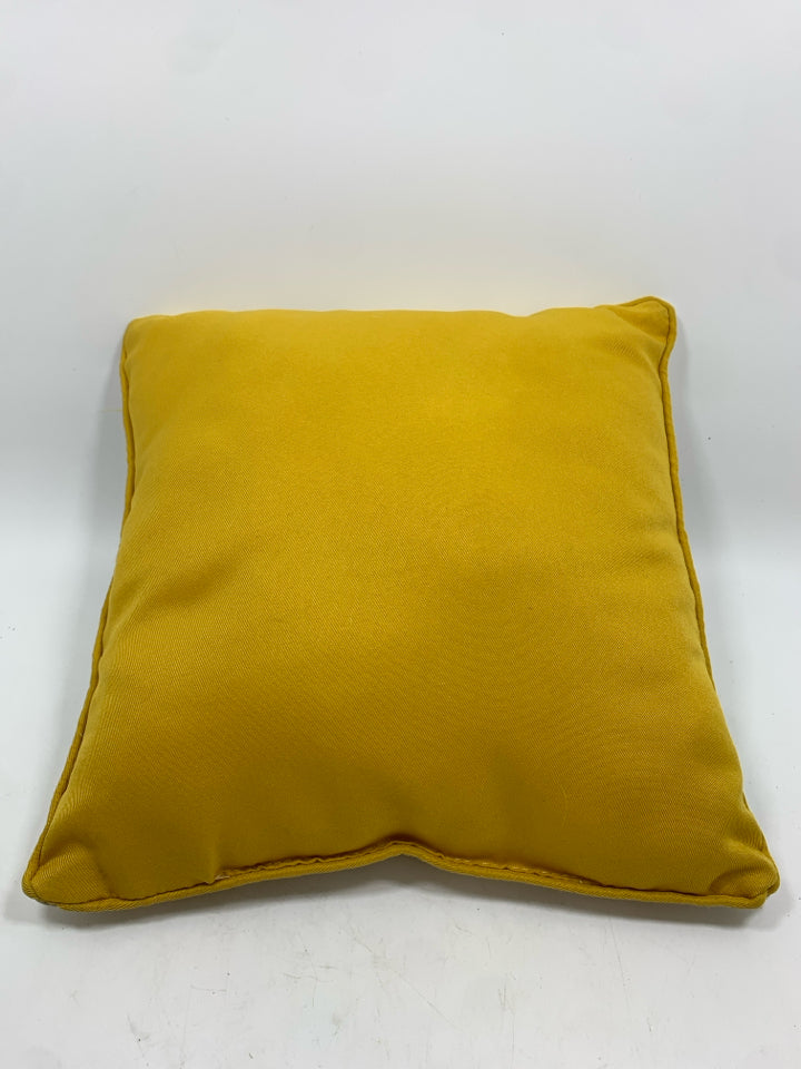 I DREAM IN GOLD ACCENT PILLOW.