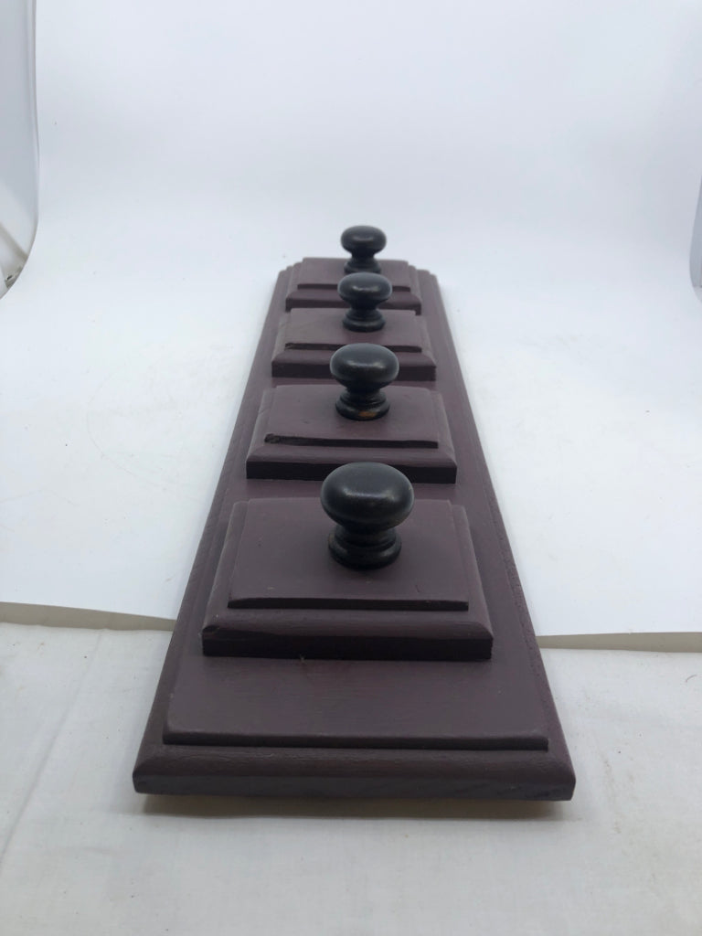 PURPLE WOOD SLATE W/ 4 BLACK KNOBS WALL HANGING.
