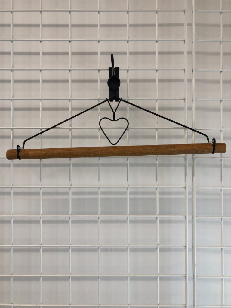 METAL HEART WOODEN QUILT HOLDER.
