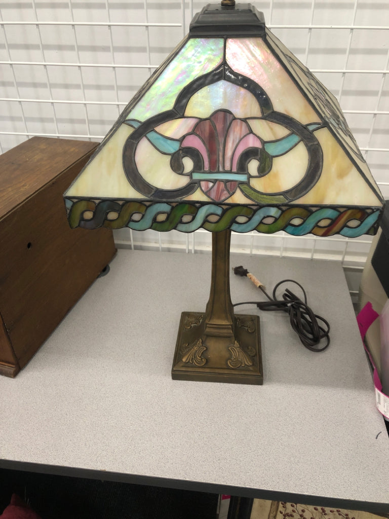STAINED GLASS SHADE DOUBLE BULB LAMP.