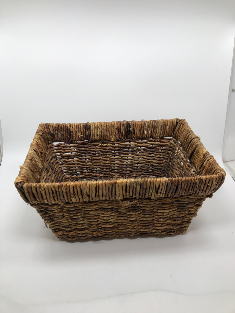WOVEN RECTANGLE BASKET.