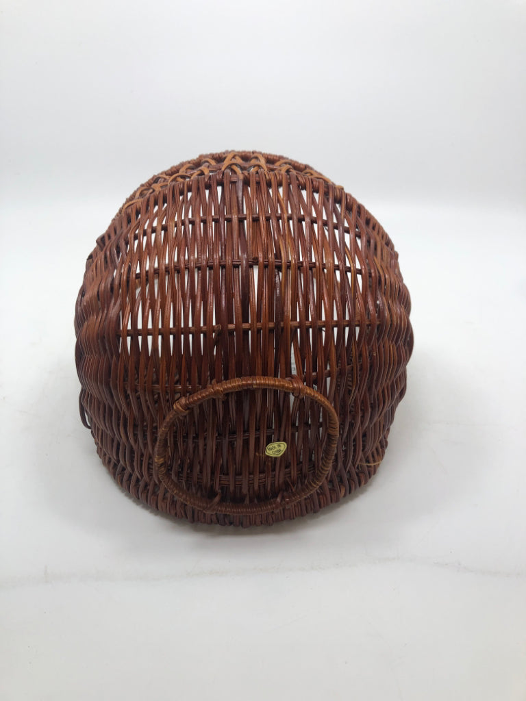 ROUND WICKER WALL BASKET.