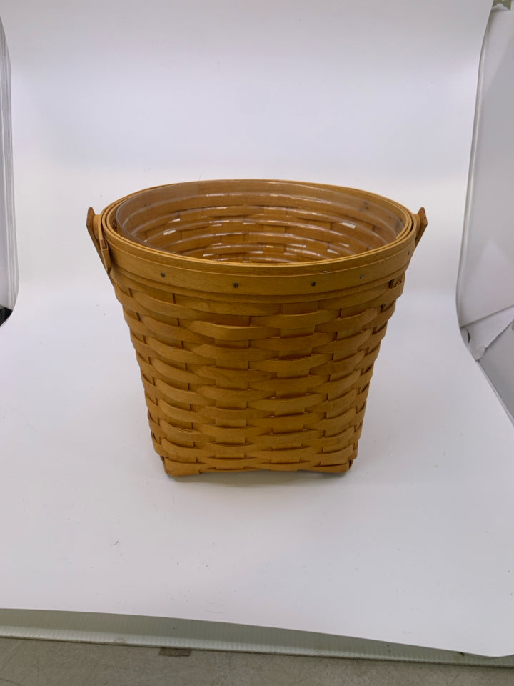 PALE LOOKING BASKET W/ 1 HANDLE & PROTECTOR.