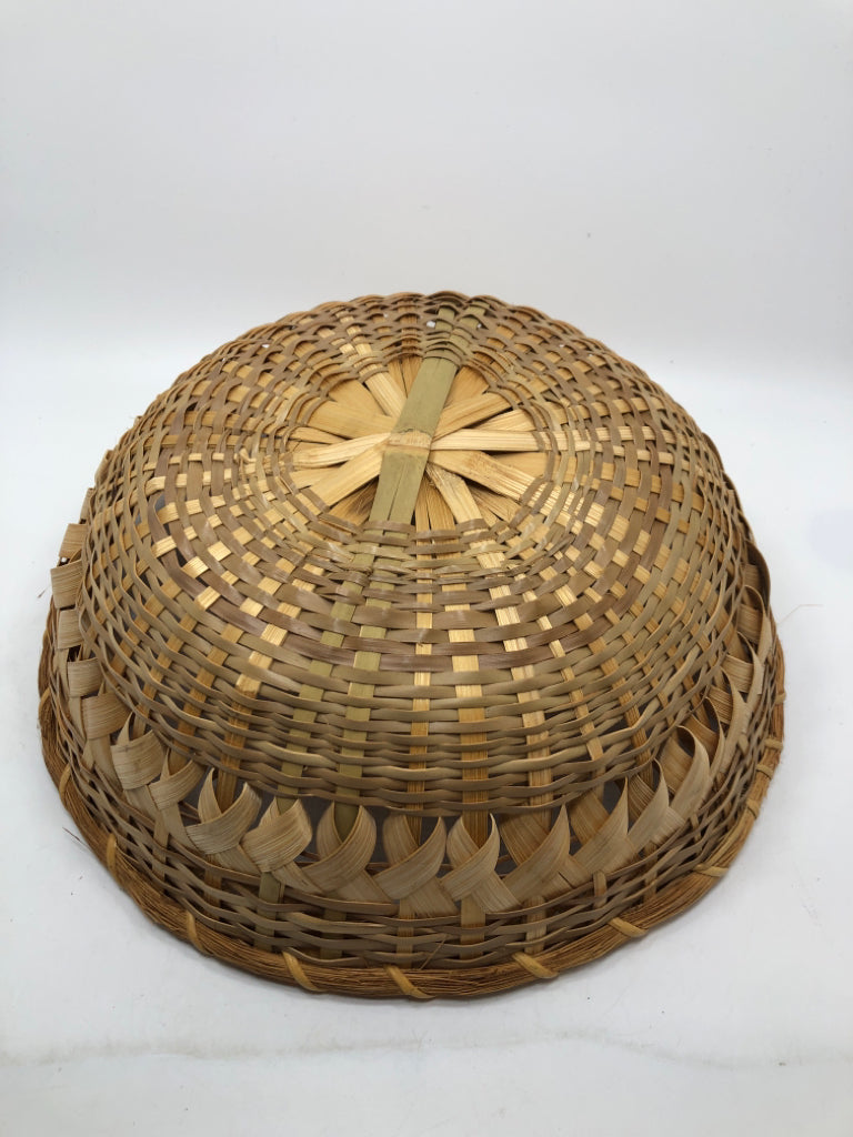 ROUND TWO TONE BASKET W/HERRINGBONE STYLE WEAVE.