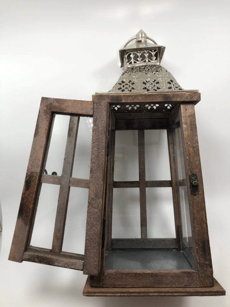 RUSTIC LANTERN W/SQUARE TOP.