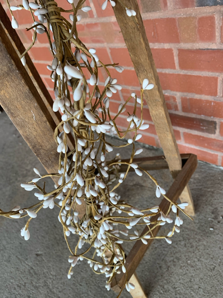 PRIMITIVE DECORATIVE BLACK STAR STAND W/PIP GARLAND.