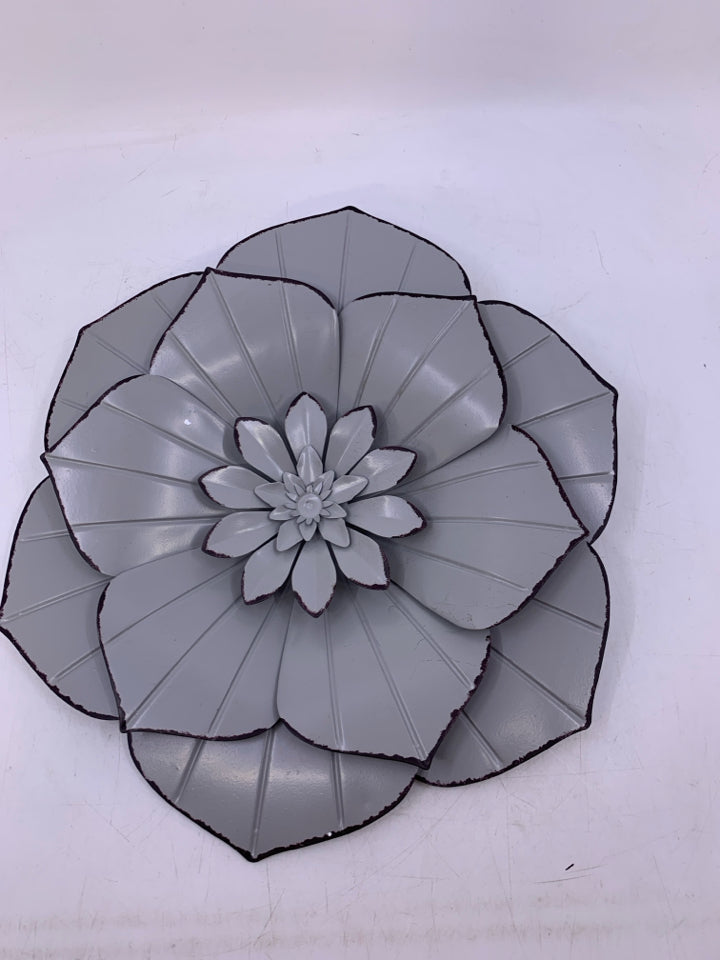 METAL FLOWER DISTRESSED EDGES.