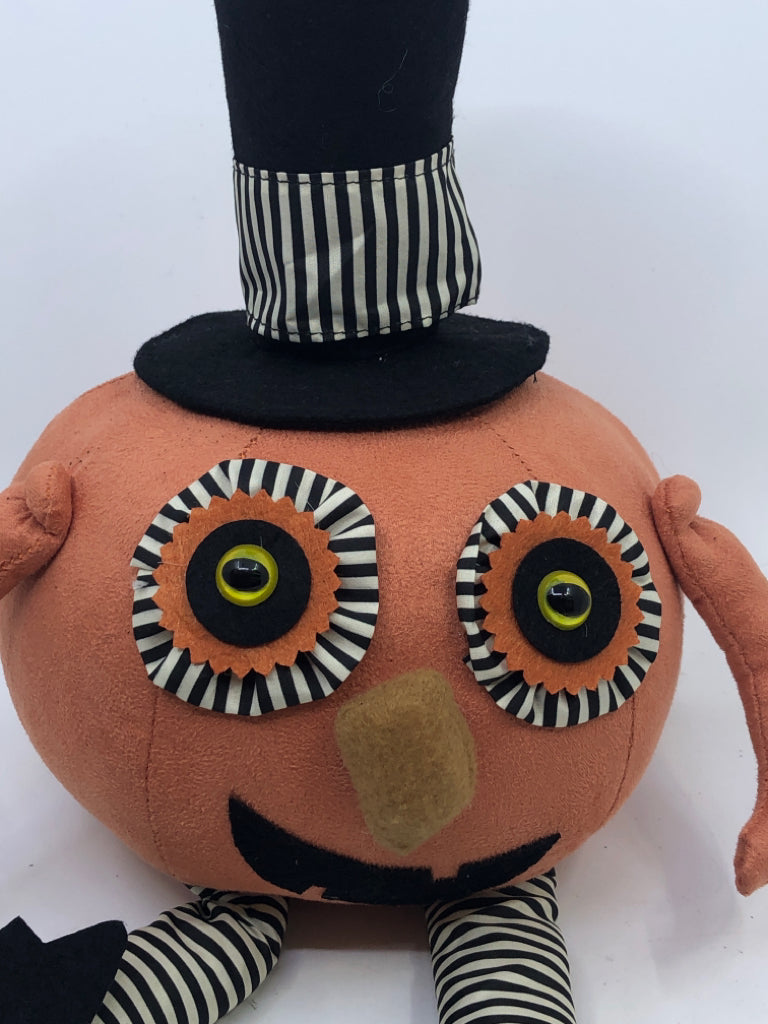 SHELF SITTING PUMPKIN HOLDING BAT.