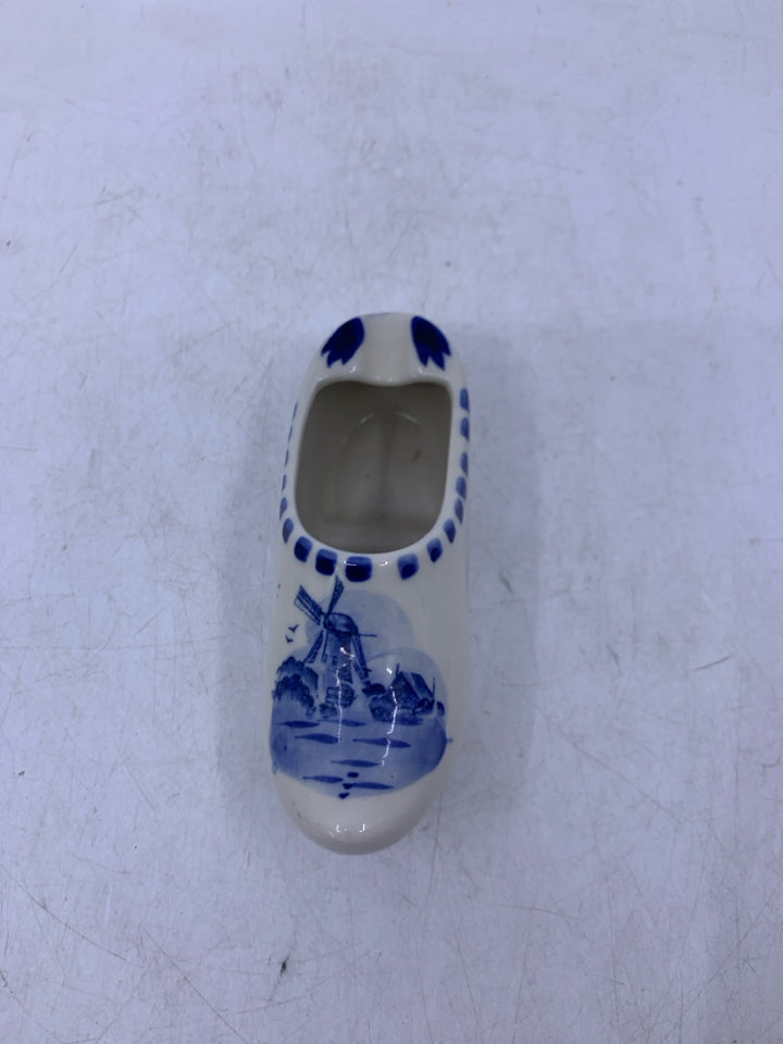 SMALL BLUE/WHITE HOLLAND SHOE.