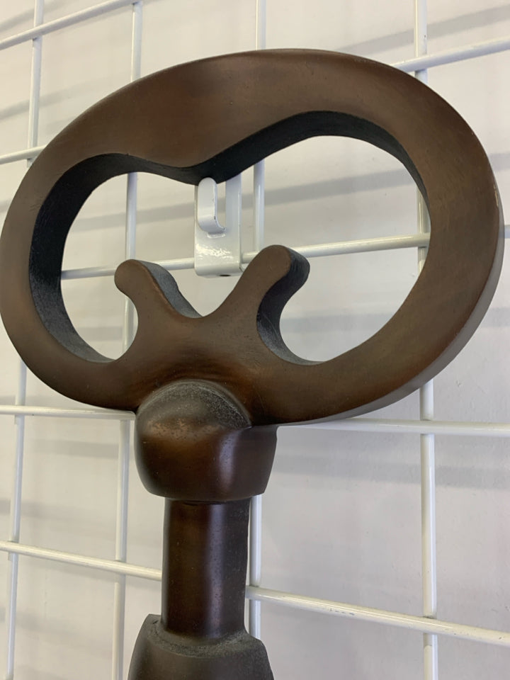 BRONZE KEY WALL DECOR.