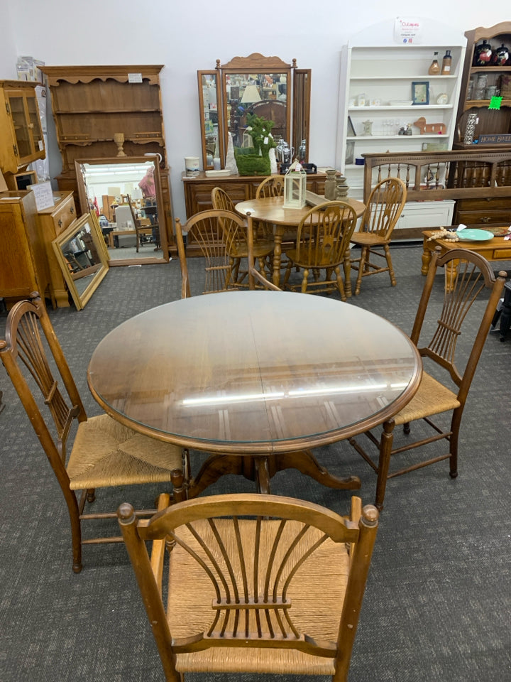 ROUND WOOD DINNER TABLE W/ 4 CHAIRS WOVEN SEATS GLASS TOP.