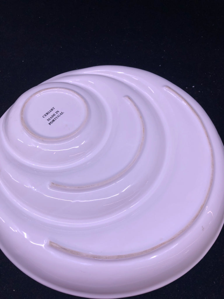 DIVIDED CIRCULAR SERVING DISH.