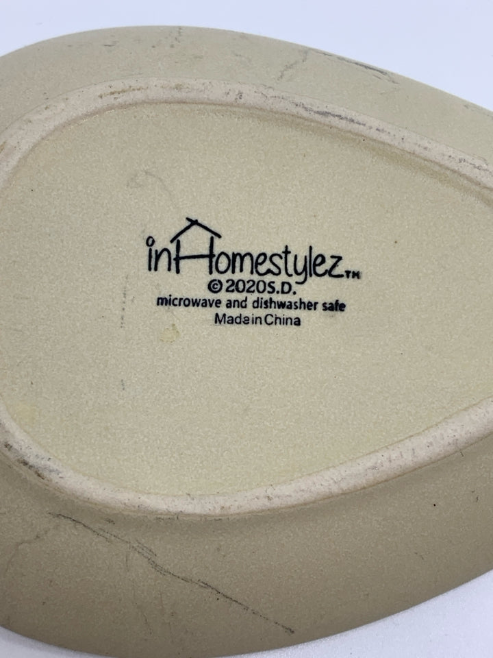 HUMMINGBIRD EMBOSSED STONEWARE SPOON REST.