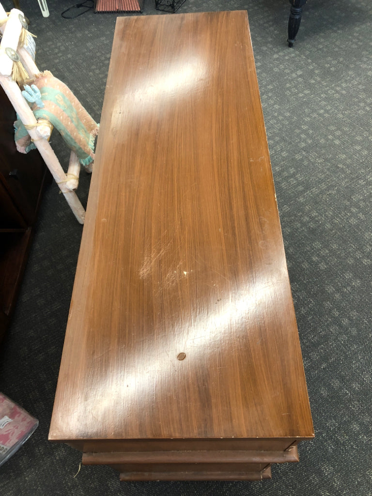 VTG 7 DRAWER LIGHT BROWN DRESSER W/ METAL HARDWARE DIAMOND PATTERN.