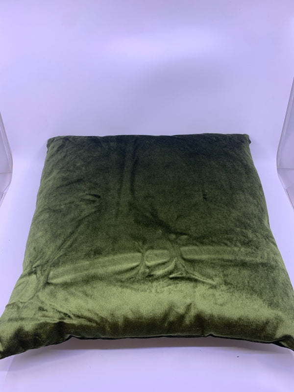 GREEN SQUARE PILLOW.