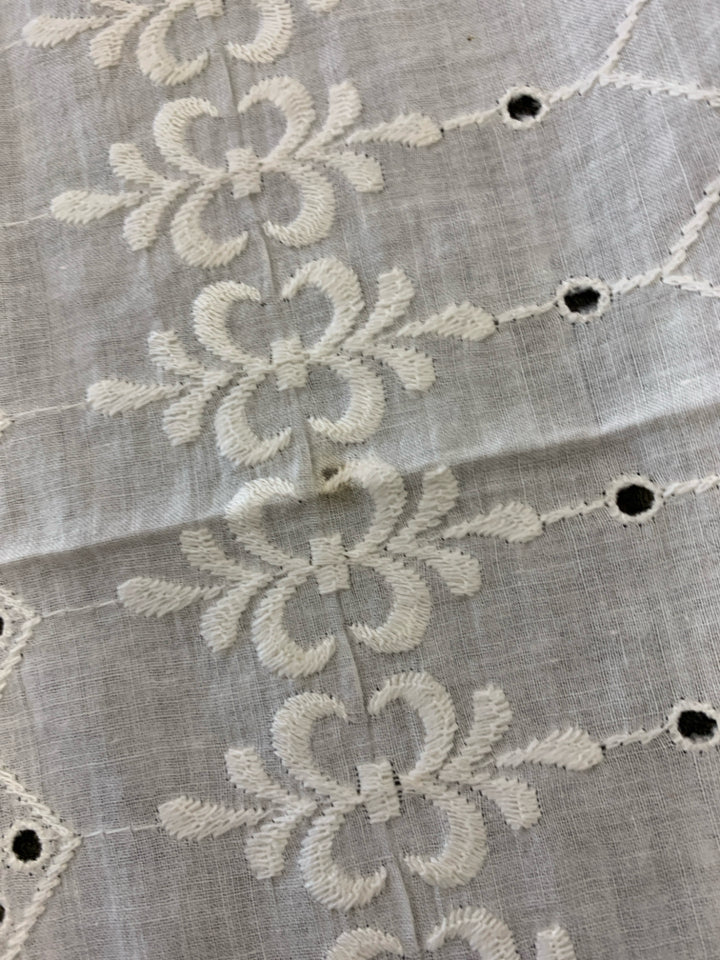 LACE RECTANGLE TABLE RUNNER.