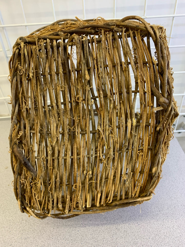 TWIG WOVEN BASKET W/HANDLE.