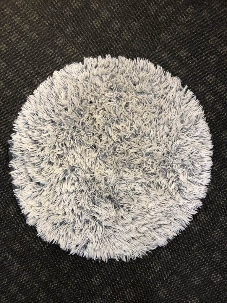 SMALL GREY ROUND SHAG RUG.