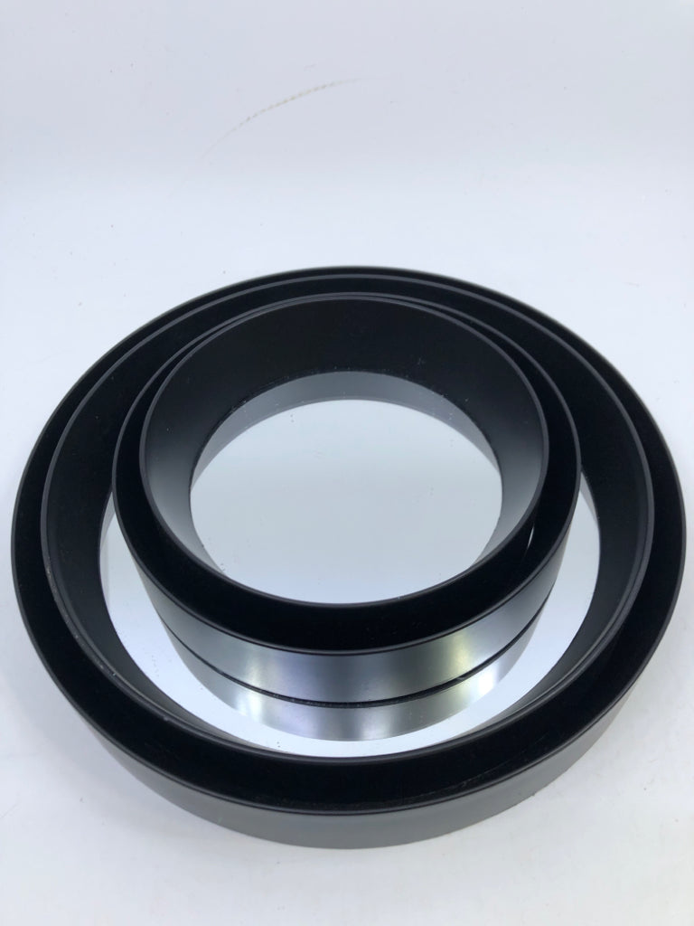 4 PC BLACK CIRCLE MIRROR WALL HANGING.