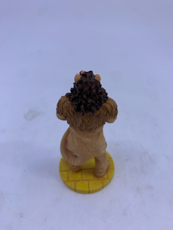 COWARDLY LION- WIZARD OF OZ FIGURE.