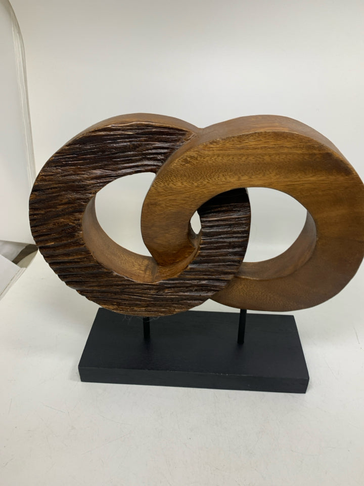 DOUBLE WOOD RING W/ BLACK BASE DECOR.