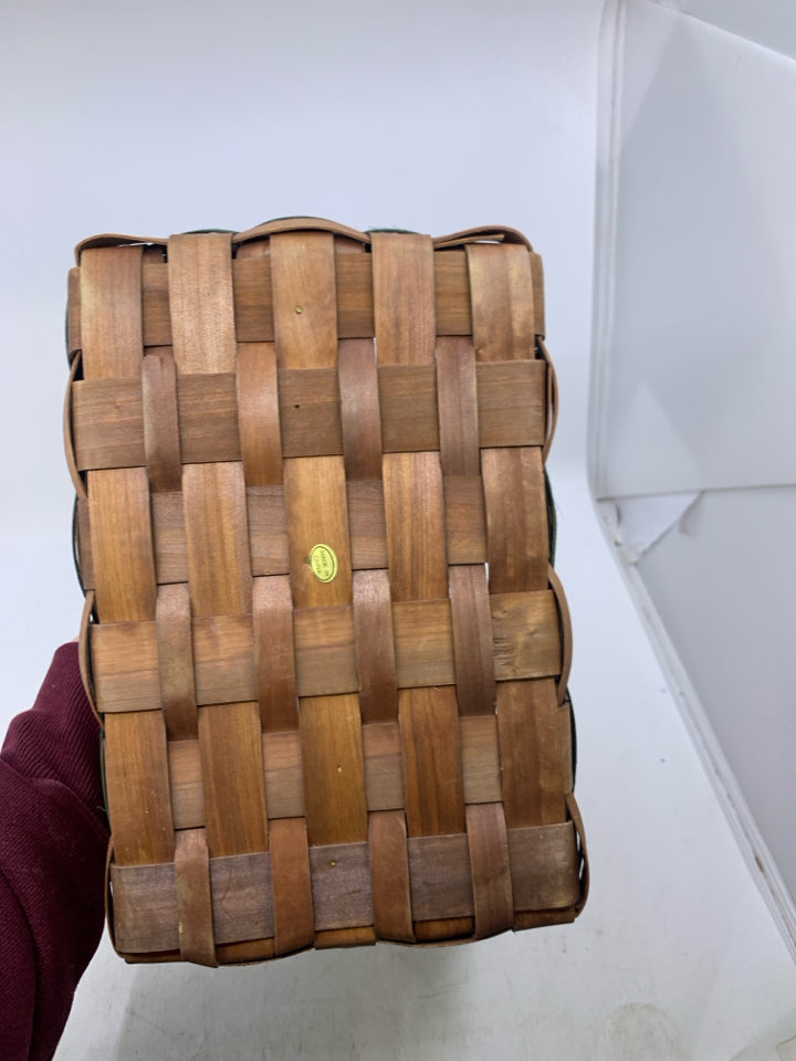 DARK WOVEN APPLE PRINTED DIVIDED BASKET.