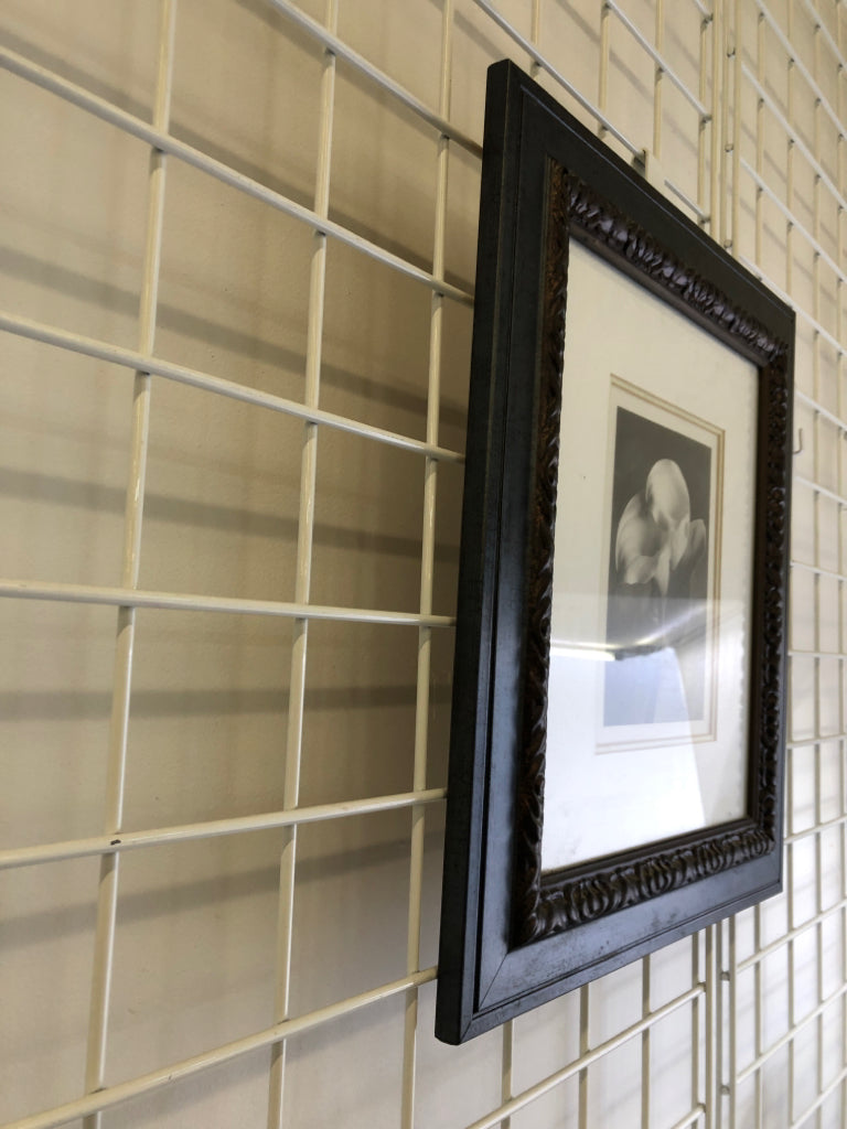 FLORAL PHOTO IN BLACK FRAME.
