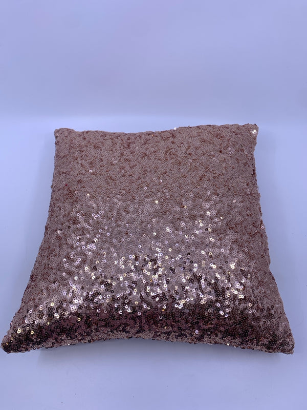 SMALL SQUARE SPARKLE PILLOW.