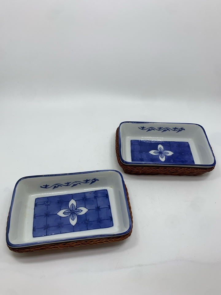 2 SM BLUE PAINTED SERVING DISHES IN WICKER BASKET.
