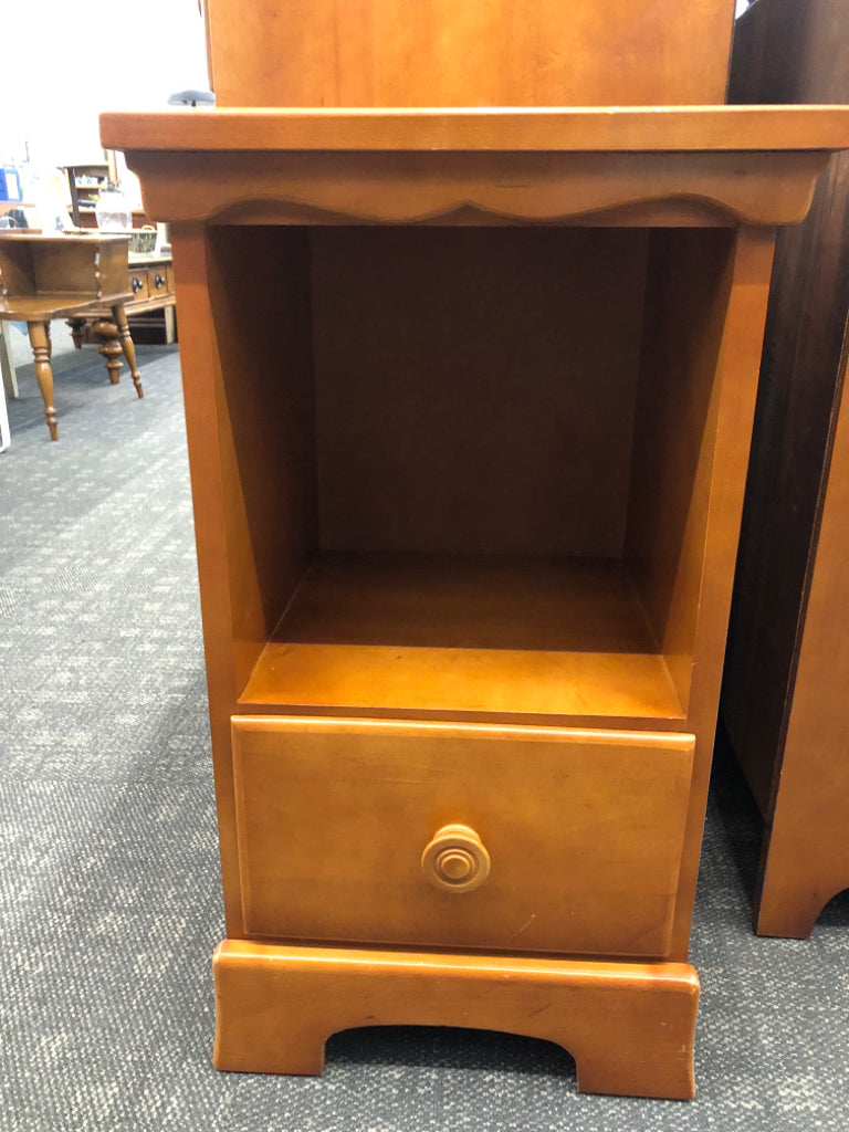 VTG 2-TIER JAMESTOWN BURNS MAPLE NIGHTSTAND W/DRAWER.
