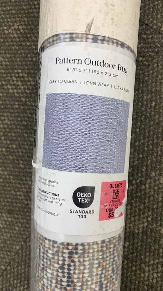 NWT PATTERNED OUTDOOR RUG.
