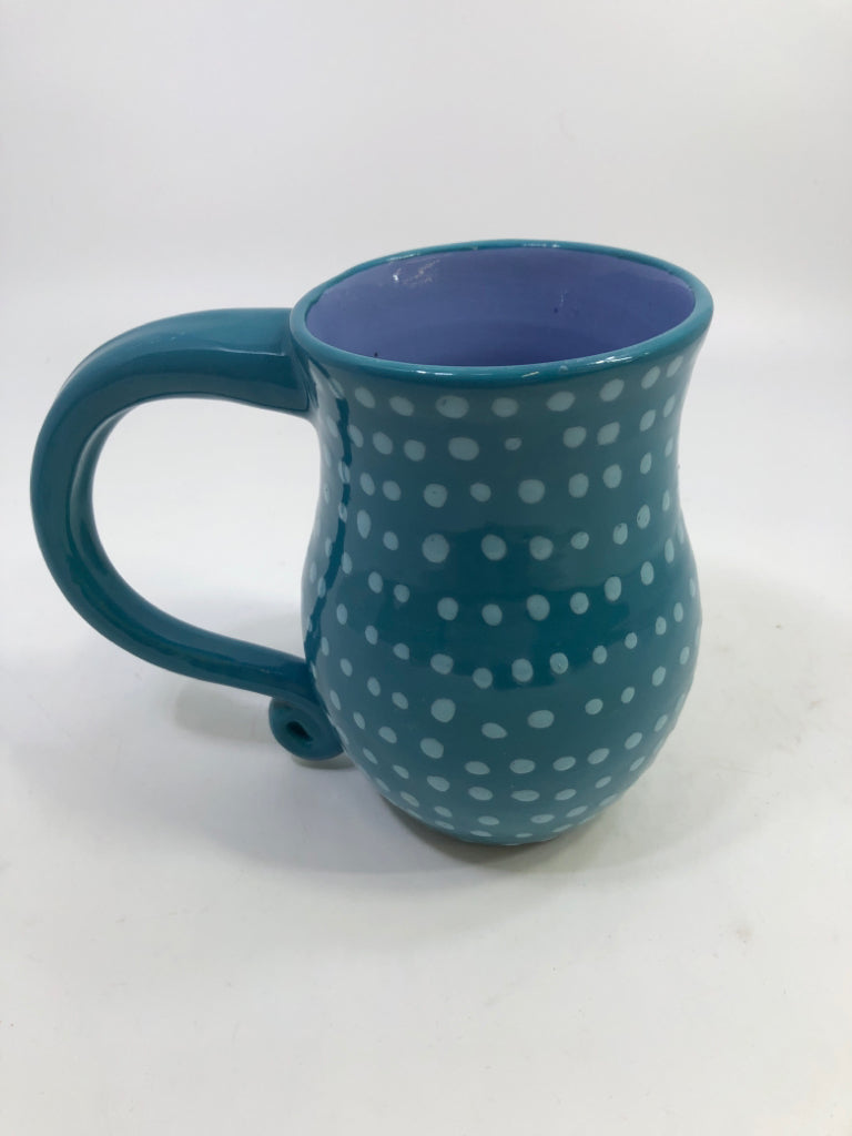 BLUE DOTTED MUG W/CURVED HANDLE.