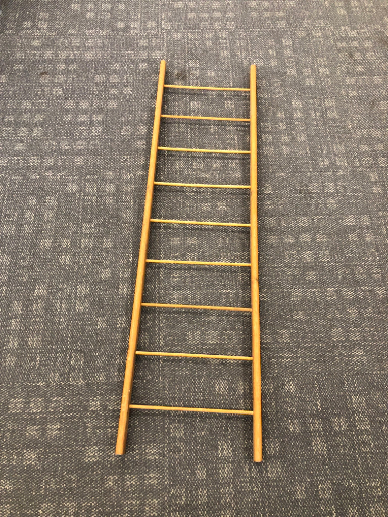 WOODEN DECOR LADDER.