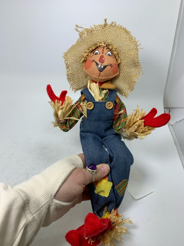 2015 ANNALEE BENDABLE SCARECROW.